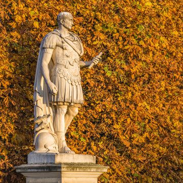 Sculpture de Jules César au jardin des Tuileries à Paris
