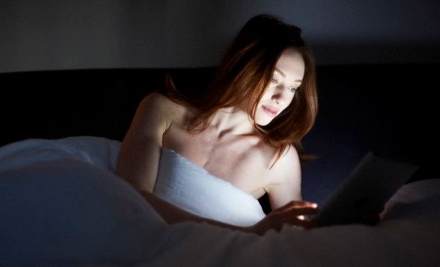  dim the backlight and hold the phone away from their face