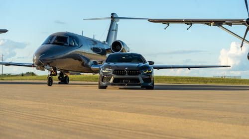 免费 伊利诺伊州跑道上的豪华轿车和私人飞机 素材图片