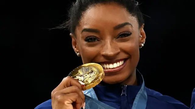 Simone Biles com a medalha de ouro por equipes em Paris