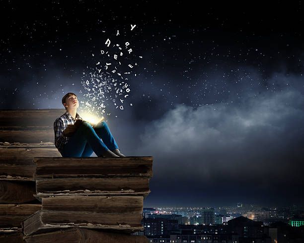 guy libro de lectura - pensar en grande fotografías e imágenes de stock