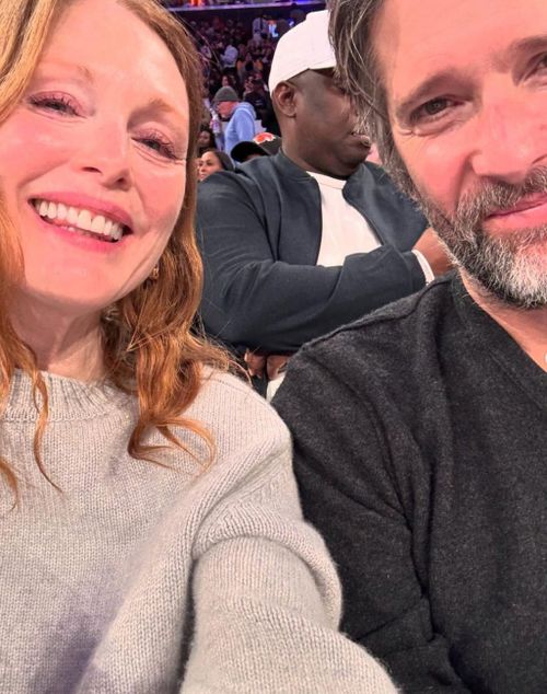 Julianne Moore with her husband Bart Freundlich at a New York Knicks game. Photo: @juliannemoore/Instagram