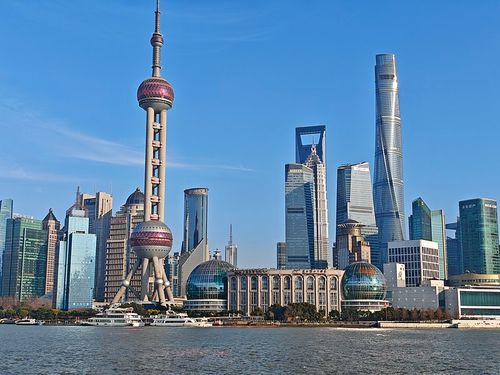 上海北外滩眺望陆家嘴的东方明珠等著名建筑群图片下载