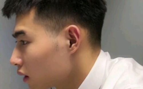 重庆空少帅哥今天不上班，网友：天天不飞，家里有矿？主播：我这不是在工作吗？