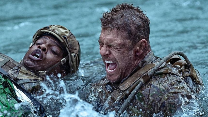 Cena de ação do filme Máquina de Guerra 2026 com o esquadrão de Rangers enfrentando a máquina alienígena