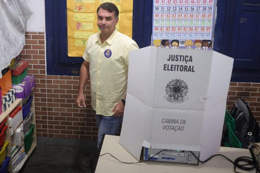Flávio Bolsonaro votando.