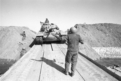 israeli tanks cross the suez canal flickr israel defense forces