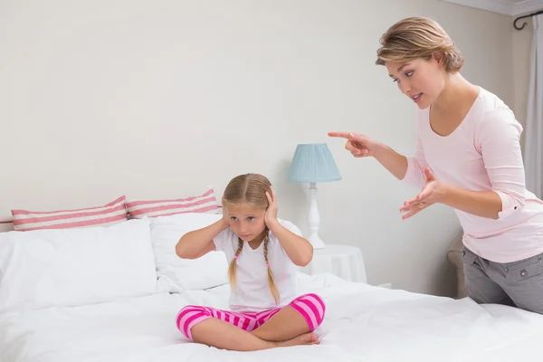 Mãe repreendendo sua filha — Fotografia de Stock