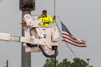More than 305,000 units have power restored since Wednesday, CenterPoint says | CW39 Houston