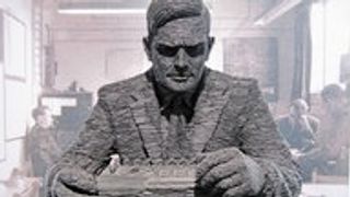 Skulptur des Computerpioniers Alan Turing vor einem alten Foto.