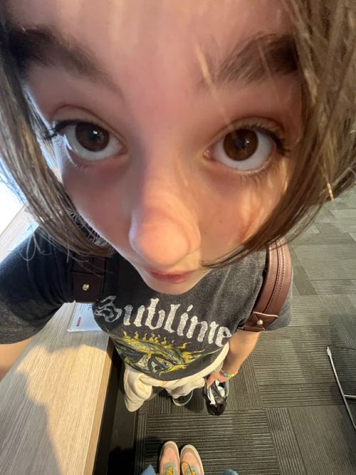 Forehead Selfie, Forehead Angle Pics, Funny Camera Angle, .5 Selfies, Weird Selfies, Funny Selfie Poses, Goofy Selfie Ideas, Funny Selfie, Awkward Memes Face