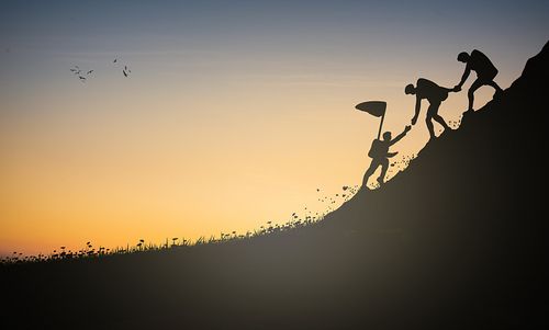 团队合作协作攀岩山顶挑战登顶极限运动图片下载