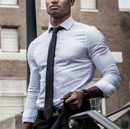 Man wearing slim fit dress shirt and tie