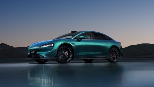 智界 新S7 行驶在路上，展示了智能驾驶技术