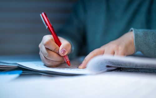 老师深夜批阅考试卷子照片下载