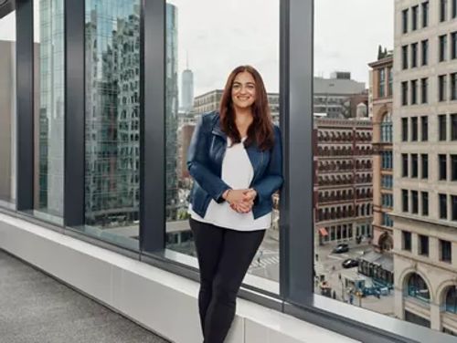 Monica Proothi 在纽约对着镜头微笑