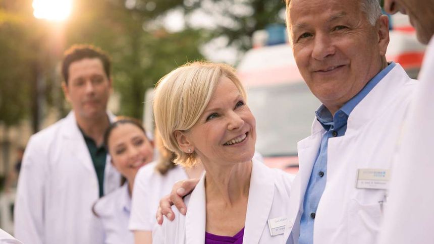 Foto aus der ARD-Serie „In aller Freundschaft“: Andrea Kathrin Loewig in ihrer Rolle als Dr. Kathrin Globisch und Thomas Rühmann als Dr. Roland Heilmann.