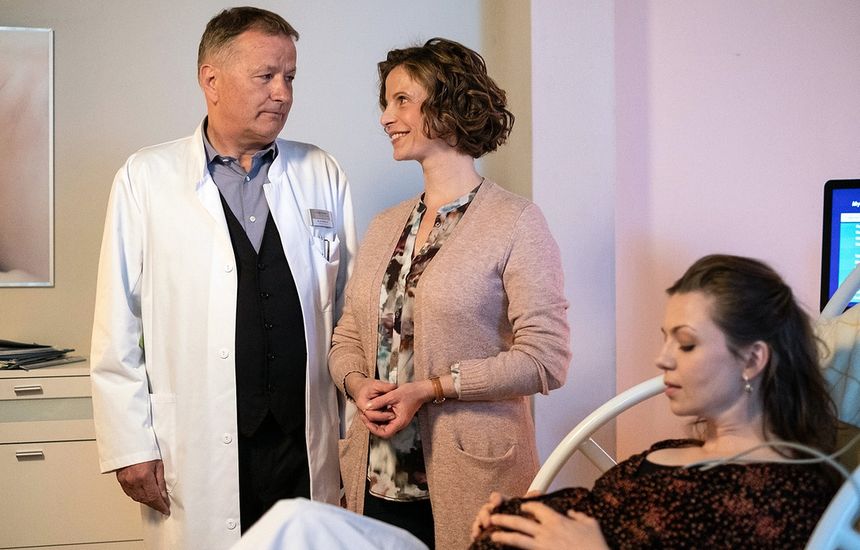 Julia Jäger, Thomas Rühmann, and Katrin Ingendoh in In aller Freundschaft (1998)