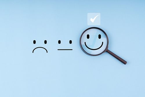 见证专注、快乐的笑脸的力量，象征着心理健康、积极和成长的心态。拥抱心理保健，恢复幸福，幸福情感图片下载