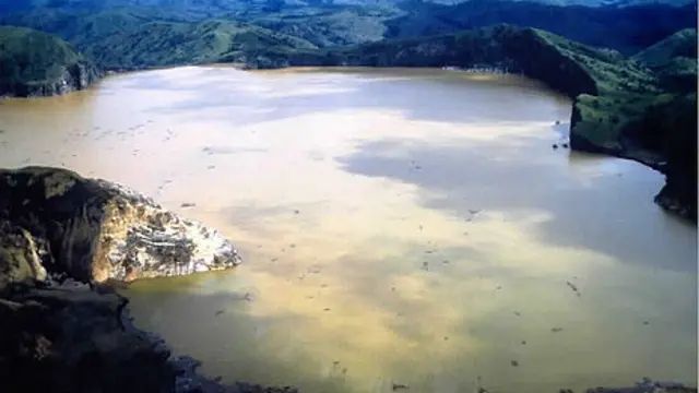 Aguas turbias del Lago Nyos tras erupción límnica