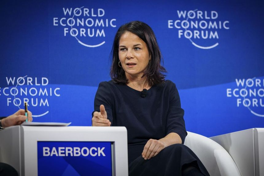 Bundesaußenministerin Annalena Baerbock nimmt dieses Jahr zum ersten Mal am WEF teil. Sie reist gemeinsam mit Wirtschaftsminister Robert Habeck und Finanzminister Christian Lindner an. Sie vertreten Deutschland in Davos, Bundeskanzler Olaf Scholz ist diesmal nicht dabei. „Wir brauchen als Weltgemeinschaft Zusammenarbeit: mehr Kooperation, mehr Vertrauen und Wiederaufbau von multilateralen Institutionen“, sagte Habeck.