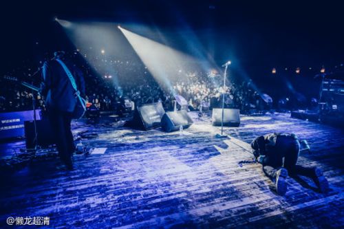 旅行团乐队演唱会照