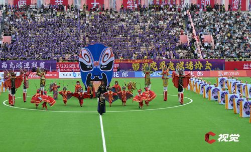 《变脸》原唱歌唱家陈小涛回到家乡在现场与变脸传承人、川北大木偶传承人同台献艺。（C视觉签约摄影师 胡彤 摄）