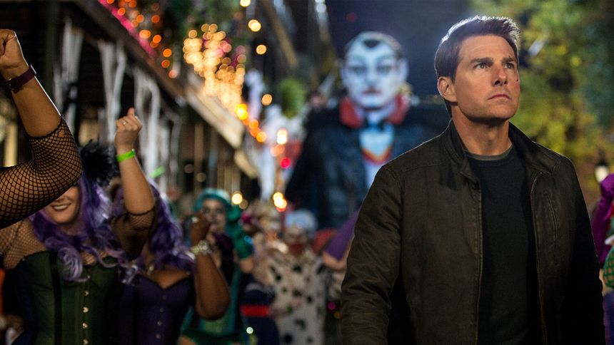Jack Reacher Sem Retorno cena de ação em Nova Orleans durante o Halloween