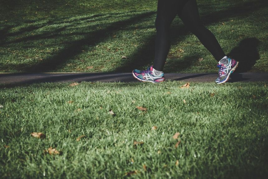 Una persona camina en calzado deportivo en un parque. Formar hábitos de ejercicio saludables puede tener un impacto muy positivo en la salud en general y por qué nunca es demasiado tarde para empezar