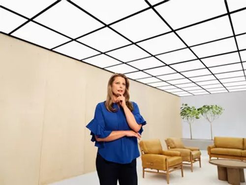 女性站立在房间内