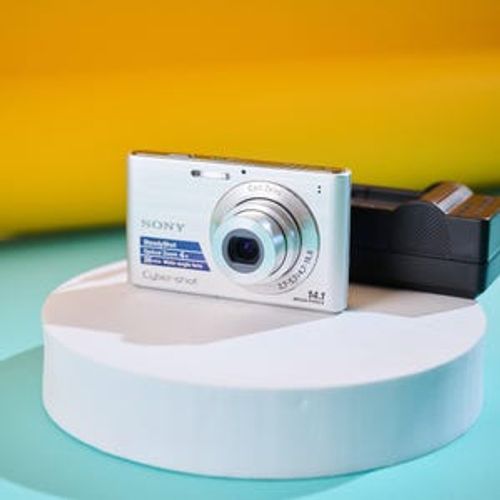 Vintage Sony Cyber-Shot Digital Camera: 16MP, Zeiss Lens, Battery & Card