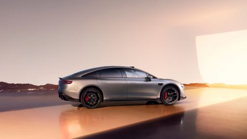 智界 新S7 侧视图，展示汽车配置