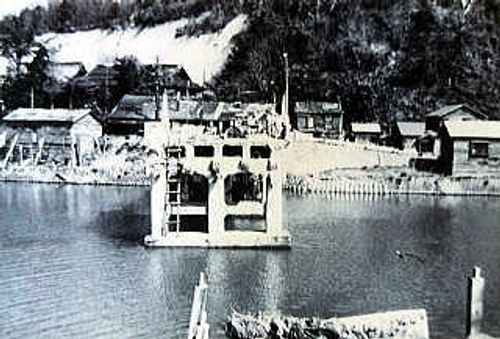 写真:流出した大川橋(大川町側から)