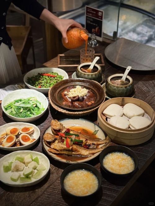 Assortment of Fujian dishes including oyster pancakes and more
