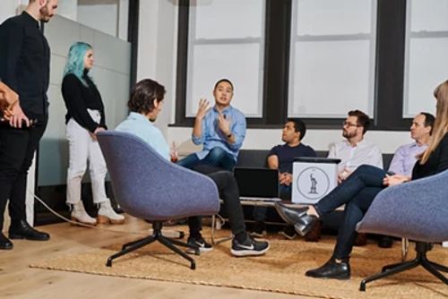 团队成员在休息室讨论新项目