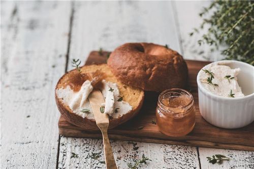 这颗贝果，品尝的除了美味还有故事