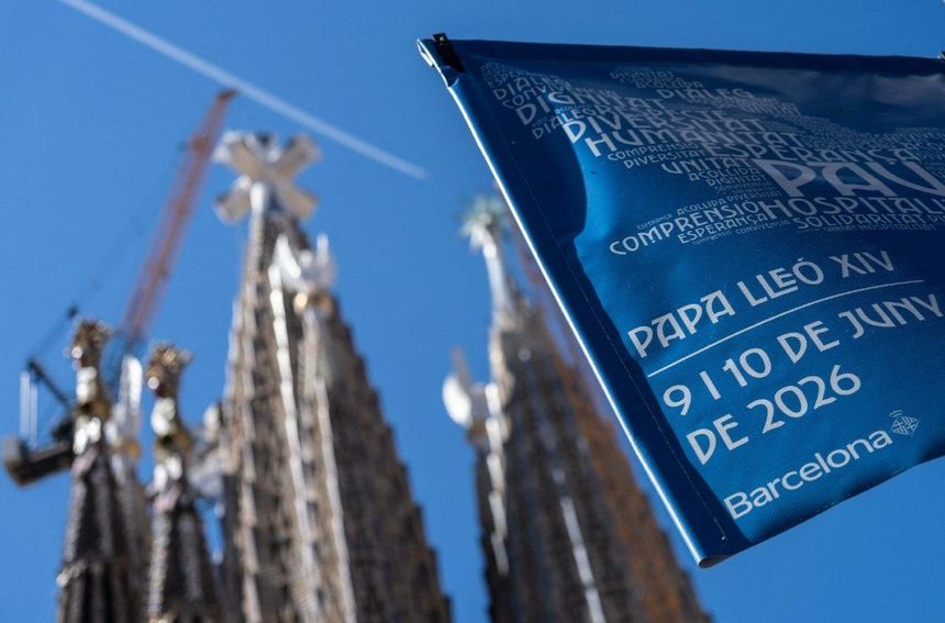 Un cartell al costat de la Sagrada Família anunciant l’arribada del papa Lleó XIV