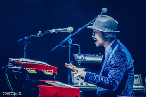 旅行团乐队演唱会照