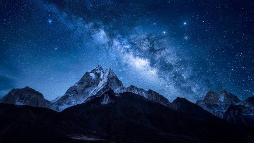 1366x768 Bing Image Archive: Milky Way over the Himalayan peak Ama Dablam