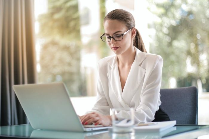 Pexels Andrea Piacquadio Women on laptop - 6 Ways You Can Start Investing From Your Personal Computer