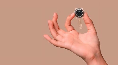 Implante cerebral de Elon Musk promete conexão com dispositivos eletrônicos pelo pensamento