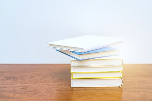 白色背景下的几本图书照片下载