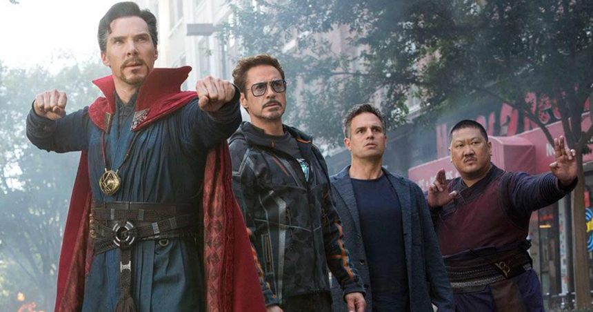 Pôster oficial do filme Doutor Estranho 2016 com Benedict Cumberbatch segurando o Olho de Agamotto