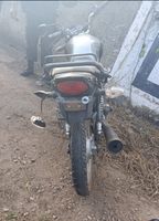 Motociclista sem CNH foge, invade contramão, bate em carro e poste e acaba preso em Pará de Minas