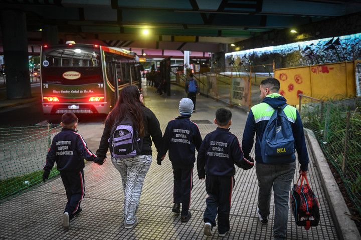 Padres llevando a sus hijos al colegio a pesar del paro de la CGT.