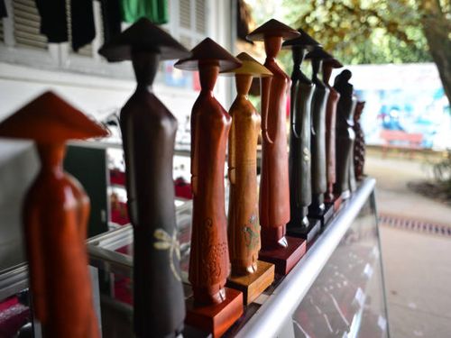 Vietnamese figurines Close-up view of vietnamese wood figurines vietnamese statues for sale stock pictures, royalty-free photos & images