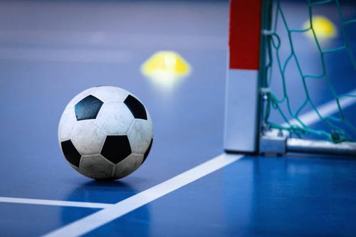 gol y piso de fútbol sala. pabellón deportivo de fútbol cubierto. fondo deportivo de fútbol sala. indoor soccer winter league - fútbol sala fotografías e imágenes de stock