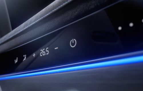 展示了智界 新S7 星光黑带提示灯与触控调节的功能