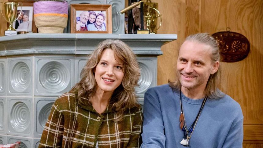 Die „Sturm der Liebe“-Figuren Anja und Michael sitzen an einem Keramik-Ofen. Ihnen gegenüber stehen Alfons und Hildegard.