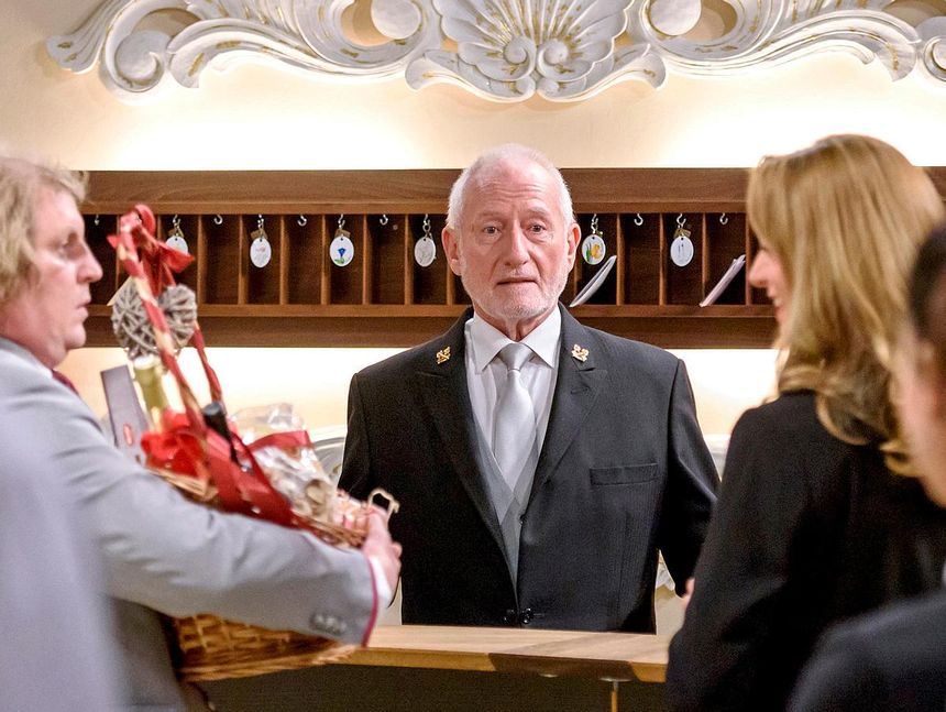 Alfons wird offiziell vom 'Sturm der Liebe'-Fürstenhof verabschiedet.